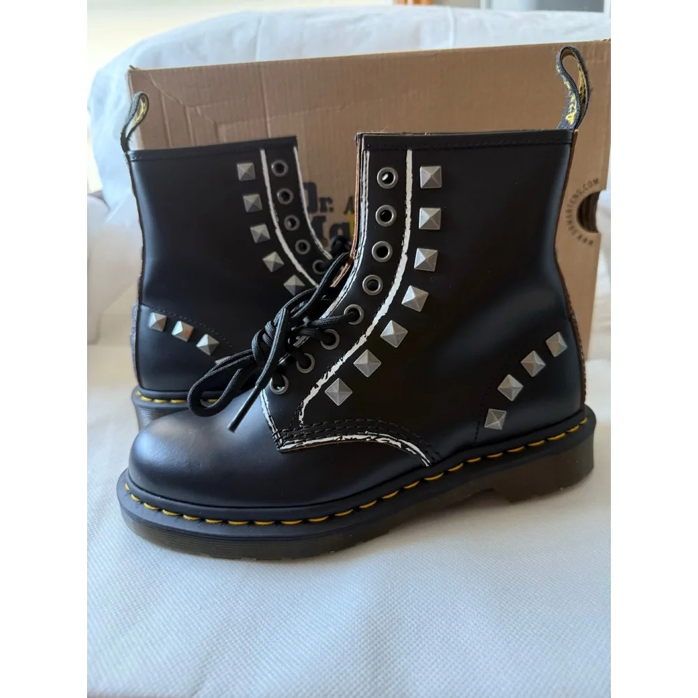 NIB Dr Martens 1460 Stud Rolled Vintage Smooth Pyramid Studs Punk Boot size US 7 - Picture 10 of 12